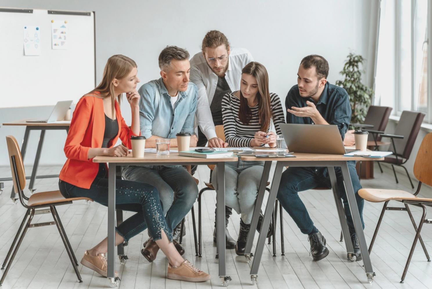 Professionelle Finanzberatung im modernen Büroumfeld